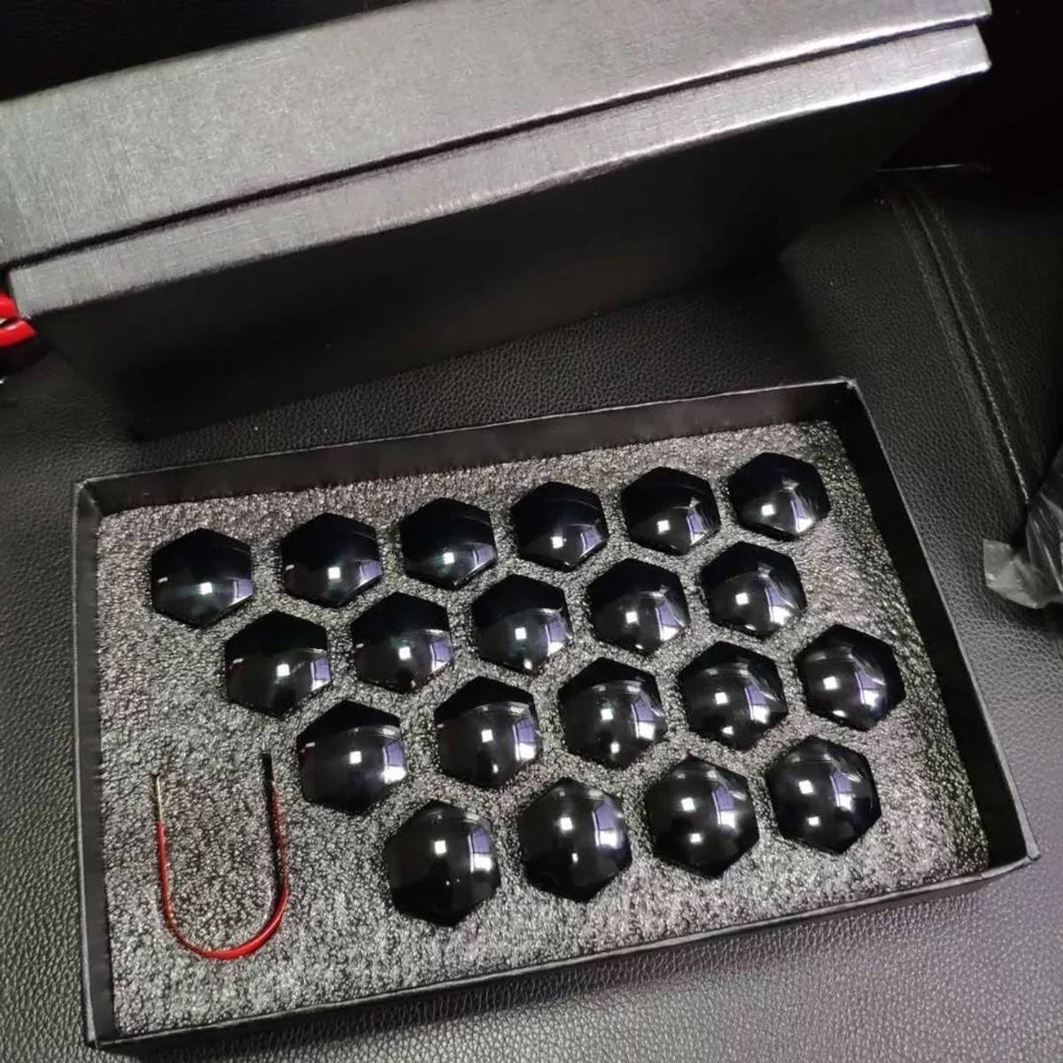 Kapsler til hjulmuttere med verktøy Blank Sort - Tesla Model Y